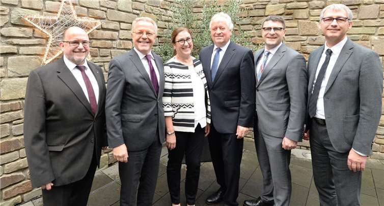 Haben Kurt Müller, Leiter der Filiale Andernach der Volksbank RheinAhrEifel (3.v.r.) und seine Ehefrau Rita Müller, Privatkundenberaterin in Mayen, nach rund 40 bzw. 45 Jahren Dienstzeit in den Ruhestand verabschiedet: Betriebsratsvorsitzender Stefan Linden, Vorstandsvorsitzender Elmar Schmitz, Oliver Engels, Direktor des Regionalmarktes MayenRhein sowie Vorstandsmitglied Sascha Monschauer (v.l.n.r.). Udo Stanzlawski