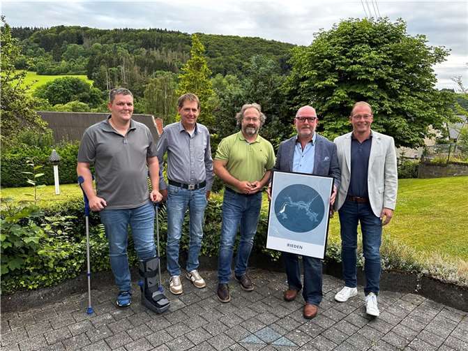 Haben Rieden im Blick (von links): Alexander Reuter, Beigeordneter, Martin Müller, Beigeordneter, Jochen Marx, 1. Beigeordneter, Andreas Doll, Ortsbürgermeister Rieden, und Jörg Lempertz, Bürgermeister VG Mendig.  Foto: Fabian Schneider/VG-Verwaltung Mendig