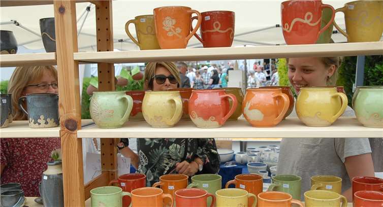 Haben Sie noch alle Tassen im Schrank? Wenn nicht,fand man auf dem Keramikmarkt tolle neue Modelle.
