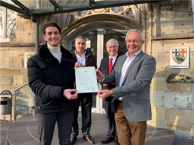 Haben allen Grund, zu strahlen: Hazem Albatran erhielt aus den Händen von Landrat Achim Hallerbach die Einbürgerungsurkunde - somit ist der gebürtige Syrer nun deutscher Staatbürger. Darüber freuen sich ebenfalls Stadtbürgermeister Gerhard Hausen und Vater Abdul-Aziz Albatran. Foto: Kreisverwaltung Neuwied.