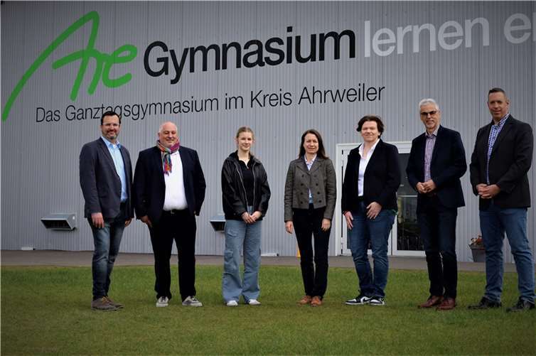 Haben an der Begehung des Are-Gymnasiums am Ersatzstandort Grafschaft-Ringen teilgenommen: (v.r.) Jörg Hamacher, Werksleiter Eigenbetrieb Schul- und Gebäudemanagement, Erich Seul, Fachbereichsleiter Zentrale Aufgaben beim Kreis Ahrweiler, Schulleiterin Nina Pfeil, Landrätin Cornelia Weigand, Schülersprecherin Grete Becker sowie die stellvertretenden Schulleiter Wolff-Thomas Kress und Marco Müller. Foto: Hubert Ewers