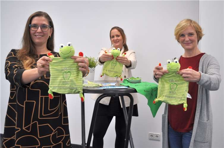Haben das Frosch-Schnuffeltuch bereits liebgewonnen, von links: Anna Sitner, Jennifer Berger und Besuchshebamme Birgit Kahlo. Foto: Stadt Meckenheim