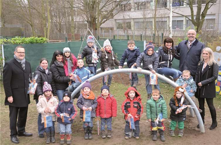 Haben das neue Klettergerüst sofort in Beschlag genommen: die Kinder der Kita Arche Noah Karthause gemeinsam mit Erika Niesen (3.v.r.), Martin Reiff (2.v.r) sowie Werner Birkenheier und Meike Höhn (außen).privat