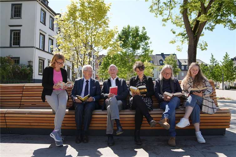Haben den neugestalteten Neuwieder Marktplatz im Vorfeld des StadtLesens schon einmal auf seine Lesetauglichkeit getestet (v.l.n.r): Carmen Redert, stellvertretende Leiterin des Neuwieder Amts für Stadtmarketing, Kai Uwe Ritter, Vorstandsmitglied der Deichstadtfreunde, Wolfgang Sulzbacher, Activity-Beauftragter des Lions Club Neuwied-Andernach, Stadtgalerie-Leiterin Dr. Sabine Meinen sowie das Leitungsteam der Neuwieder Stadtbibliothek Volker Trümper und Anna Lenz.Foto: Felix Banaski