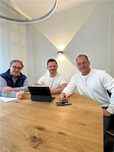 Haben die Digitalisierung im Blick (von links): Jürgen Zinken, Vertreter der VG-Verwaltung in der Projektgruppe „Smart Cities“, Tobias Querbach, Chief Digital Officer (CDO) des Landkreises Mayen-Koblenz, und Jörg Lempertz, Bürgermeister VG Mendig.  Foto: Stefan Pauly/VG-Verwaltung Mendig