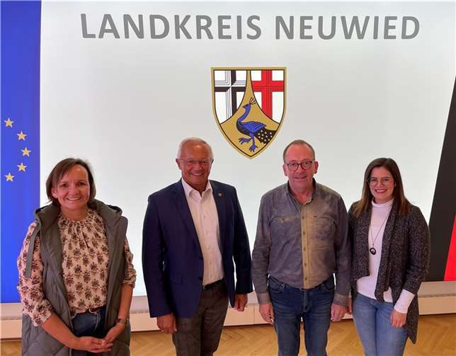 Haben die Sicherheit der Senioren im Blick (von links): Kreis-Ehrenamtskoordinatorin Kerstin Schwanbeck-Stephan, Landrat Achim Hallerbach, 1. Kriminalhauptkommissar Wolfgang Kluwig und Kreis-Seniorenbeauftragte Carina Corzilius.  Foto: Kreisverwaltung Neuwied