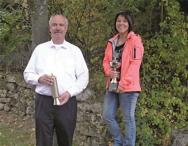 Haben die Wanderpokale vom letzten Jahr verteidigt: Gerhard Greßler und Bettina Schneider. privat