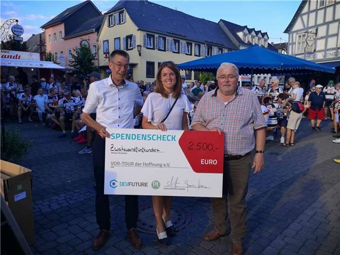 Haben die stolze Summe von 2500 Euro an die „Vor-Tour der Hoffnung“ übergeben, um krebskranken Kindern zu helfen: FVE-Vorsitzender Martin Hahn (von links), Kathrin Kagel von DevFuture und Ortsvorsteher Dieter Neckenig. Foto: privat