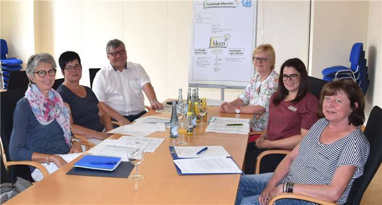 Haben ein gemeinsames Ziel: Ältere, noch zuhause lebende Seniorinnen und Senioren im Kreis Neuwied bestmöglich zu unterstützen: Gemeindeschwesternplus für die Region Linz, Unkel, Bad Hönningen und Waldbreitbach Roswitha Rosenmüller und Brigitte Siebenmorgen, 1. Kreisbeigeordneter Michael Mahlert, Leiterin der Abteilung Soziales Agnes Ulrich, Sozialplanerin Carina Breßler, Gemeindeschwesterplus für die Stadt Neuwied Christa Reutelsterz (v.l.n.r.).Kreisverwaltung