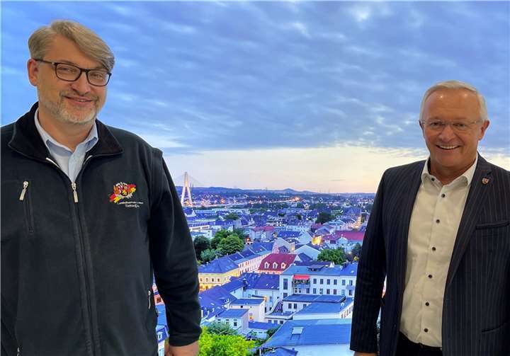 Haben einen kurzen Draht zueinander: Landesfeuerwehrverbandspräsident Frank Hachemer (links) und Landrat Achim Hallerbach. Foto: Kreisverwaltung Neuwied