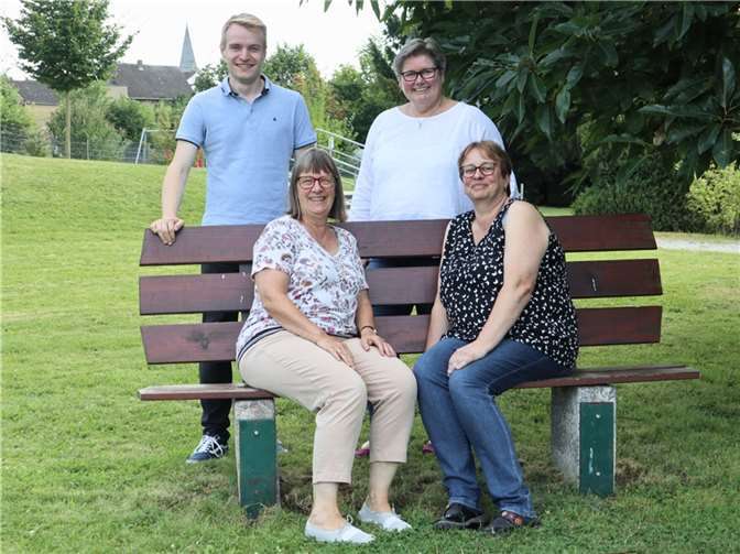 Haben gemeinsam am Schutzkonzept zur Prävention von sexualisierter Gewalt im Pastoralen Raum Maifeld-Untermosel gearbeitet: Luca Schwarz und Angela Hübner (stehend), Renate Schmitt (sitzend links) und Karin Fust sowie Annemarie Sattler, Elisabeth Einig und Rudolf Demerath, die auf dem Foto fehlen.  Foto: Bistum Trier/Julia Fröder