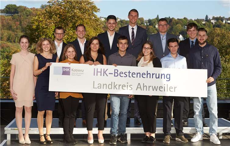 Haben ihre Berufsabschlussprüfung vor der IHK Koblenz mit „sehr gut“ bestanden: die besten Prüflinge aus dem Kreis Ahrweiler.Thomas Frey / IHK Koblenz