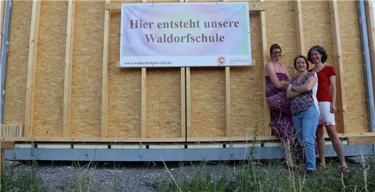 Haben ihren Traum von der Mayener Waldorfschule nie aufgegeben: (v.l.:) Lina Meiling, Christian Seier-Balk und Maike Frings. Fotos: SOT