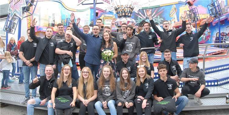 Haben jedes Jahr so viel Spaß beim Ausrichten und Feiern der Kirmes, dass sievor ein paar Jahren aus der Kirmesjugend den offiziellen Kirmesvereingegründet haben: die jungen Leute aus Nauort mit dem Kirmespaar. Fotos: KER