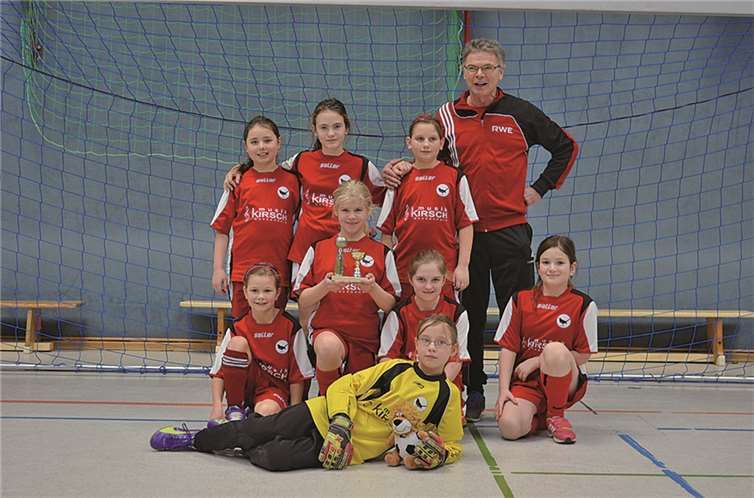 Haben noch viel vor: Marleen, Lisa, Sara P., Mimmi, Leah, Kate, Leonie und Caro, die E-Juniorinnen vom SV Rot-Weiß Merl mit Trainer Harry Nissen.privat