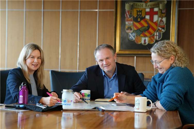 Haben sich Verstärkung geholt: Oberbürgermeister Jan Einig und Julia Kloos Wieland, Leiterin des Amtes für Stadtmarketing, begrüßen die Touristikerin Lena Höver in der Verwaltung.  Foto: Maxie Meier