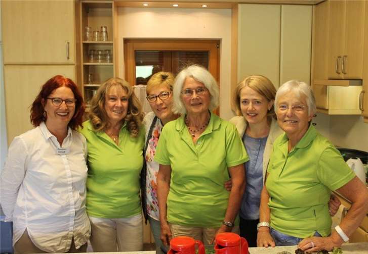Haben sich gemeinsam für einen schönen Vormittag ins Zeug gelegt: Susanne Geraud (vom Bürgerbüro) Ellen Schwarz, Elke Wolters, Elke Kohler, Hilde Rösner, Inge Schmidt (v. li.)Foto: Fotos Eckhard Kilian