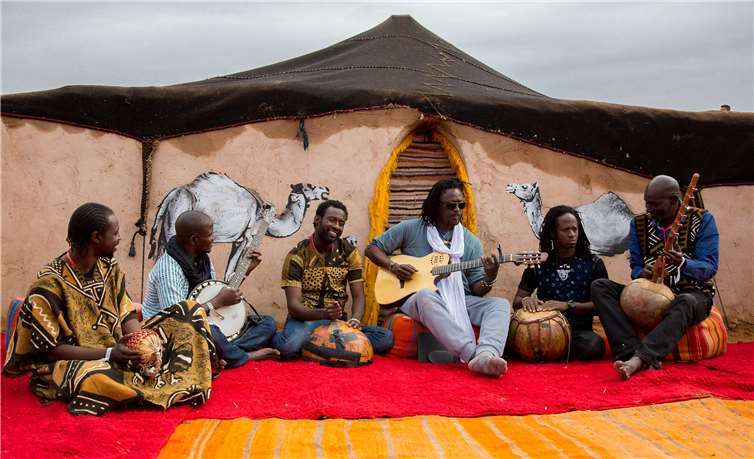 Habib Koite & Band kommen aus Mali nach Selters . Copyright: Margot Canton Lamousse