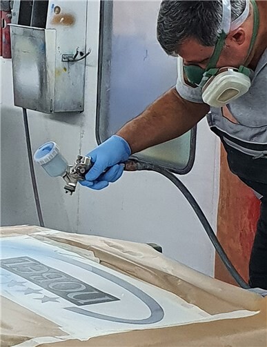 Haci Mustafa Sevimli bei Lackierarbeiten in der Handwerkskammer Koblenz.