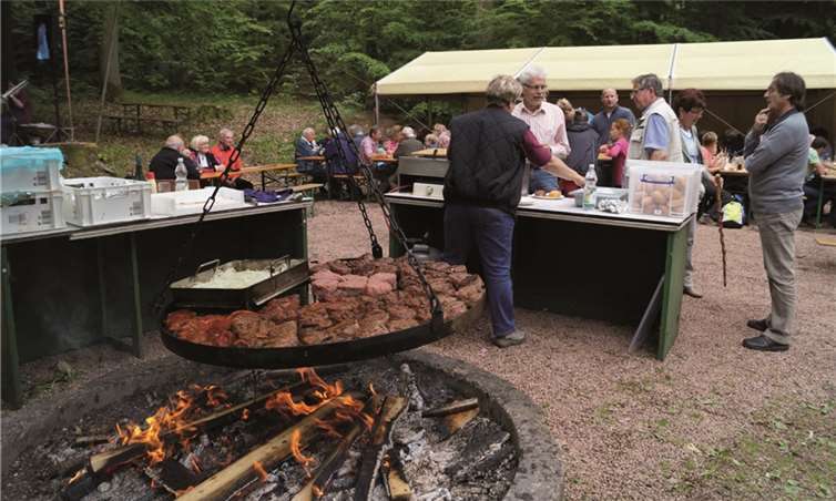 Hackbraten, Spießbraten, Steaks und die traditionellen Bratwürstchen werden auf offener Flamme gegrillt. Ein Gaumenschmaus nicht nur in Treis. MT
