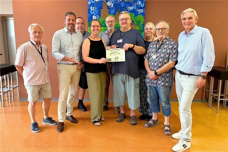 „Häcker 60Plus“ spenden 500 Euro an das Haus der Familie Andernach.
