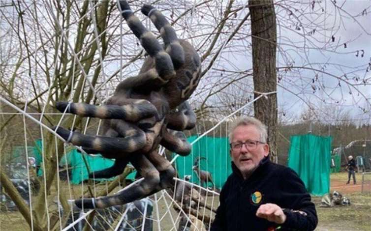 Mehr Spaß mit der Monsterspinne „Hält!“ Günther Lülsdorf, Platzwart beim Bogenschützen Rheinbach e.V., hat das neue Ziel mit seiner recht aufwändigen Konstruktion einem ersten Härtetest unterzogen. Foto: privat