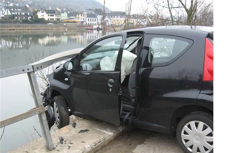 Hätte das Geländer den Pkw nicht aufgehalten, wäre er in die Mosel gestürzt. Foto: Polizei Koblenz