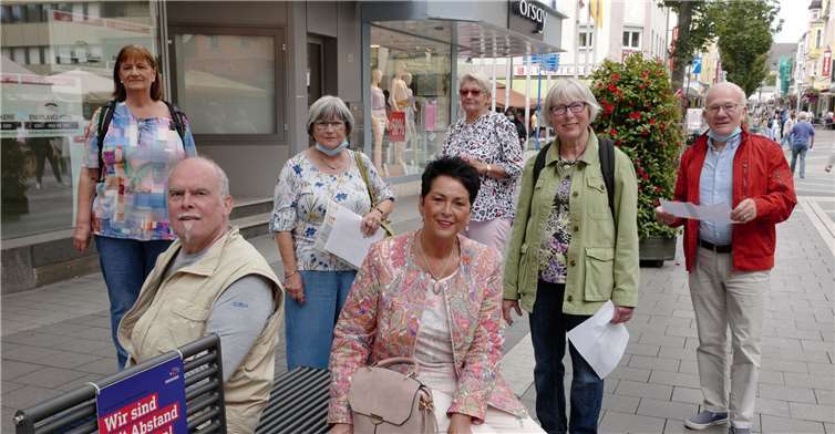 Hätten gerne bequeme und ausreichende Sitzmöglichkeiten in der Innenstadt (von links): Brigitte Neumann, Bernd Dillenberger, Waltraud Becker, Ute Kutscher, Ingelore Häntze, Inge Rockenfeller sowie Seniorenbeiratsvorsitzender Werner Hammes. Foto: Gerhard Neumann