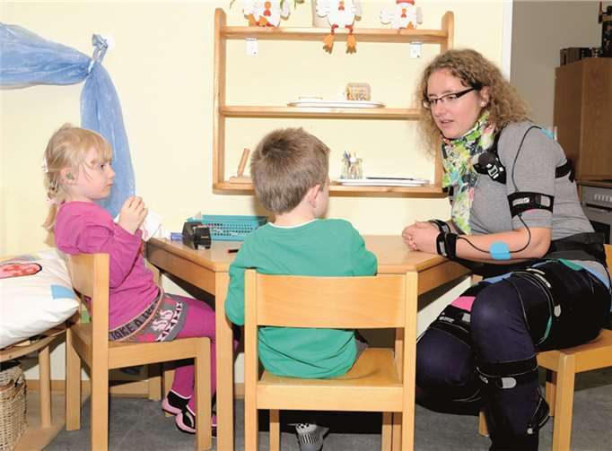 Häufig arbeiten Erzieherinnen und Erzieher in Knie belastenden Haltungen, sei es beim Waschen der Hände an niedrigen Becken oder beim Sitzen auf zu kleinen Stühlen.