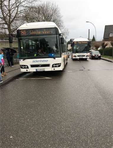 Häufig haben die Busfahrer vor der Medardus-Grundschule keine Möglichkeit, ordnungsgemäß zu halten. privat