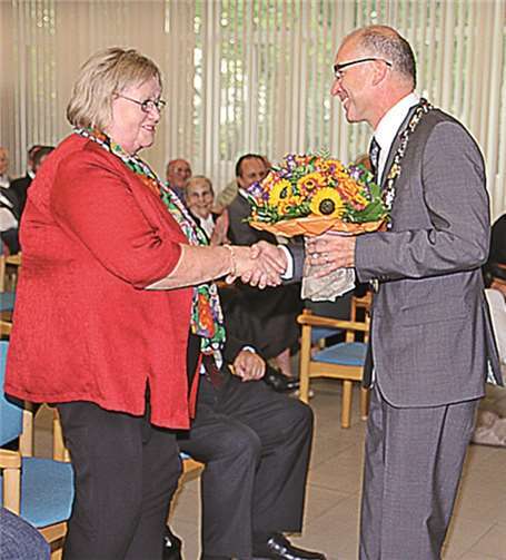 Häufig musste die Familie zwangsläufig auf Johannes Vennebuschverzichten. Mit einem Blumenstrauß dankt Bürgermeister Bert SpillesEhegattin Vennebuschs für die Unterstützung und Begleitung ihresMannes.