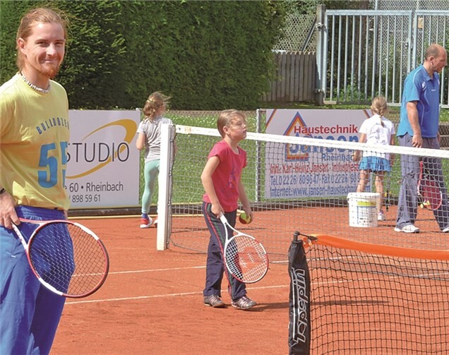 Häufige Regenschauer forderten das Improvisationstalent von Vorstand und Trainern auf der Klubanlage am Freizeitpark.privat