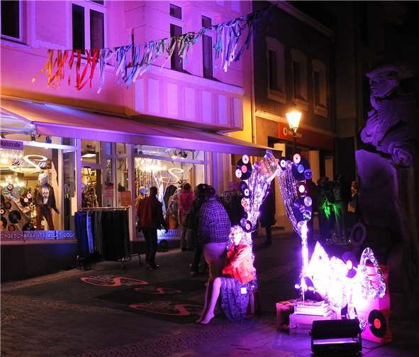 Häuserfassaden waren in buntes Licht getaucht.