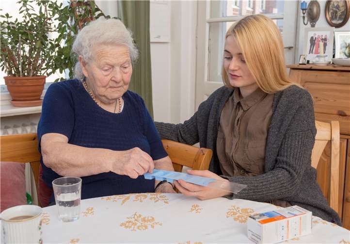 Häusliche Pflegepersonen sind – wenn sie bei der Selbstversorgung helfen – gesetzlich unfallversichert. Darauf weist die Unfallkasse Rheinland-Pfalz hin.Foto: DGUV/Wolfgang Bellwinkel
