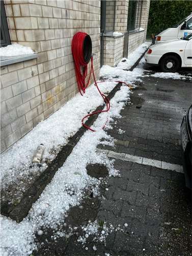 Hagel auf dem Gelände.