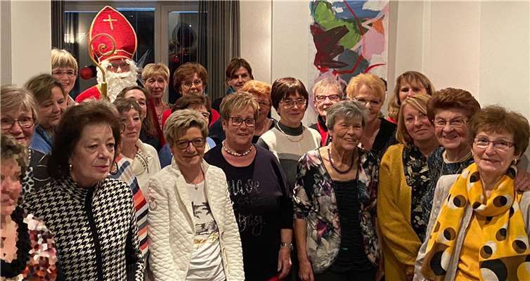 Hahn im Korb war der Nikolaus bei der Weihnachtsfeier der Gymnastikfrauen des Postsportvereins Remagen. Foto: privat