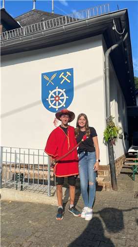 Hahnekönig Jan I. freut sich mit IGH-Mitglied Lina Arenz über seinen Erfolg.  Foto: Leonie Thelen