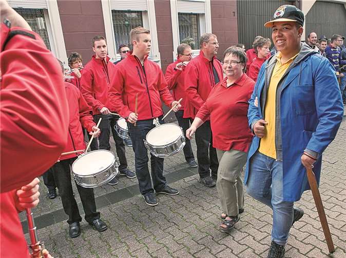 Hahnenkönig Eric Paige hatte in diesem Jahr die Ehre, mit den Damen aus Bengen beim Trinkzug die Parade abschreiten zu dürfen. JOST