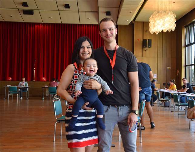 Haiedeh Alipours Tochter Sara Halimi und Ehemann Christoph Schmitz hoffen mit Söhnchen Arian, dass ein potenzieller Stammzellenspender für ihre Mutter gefunden wird