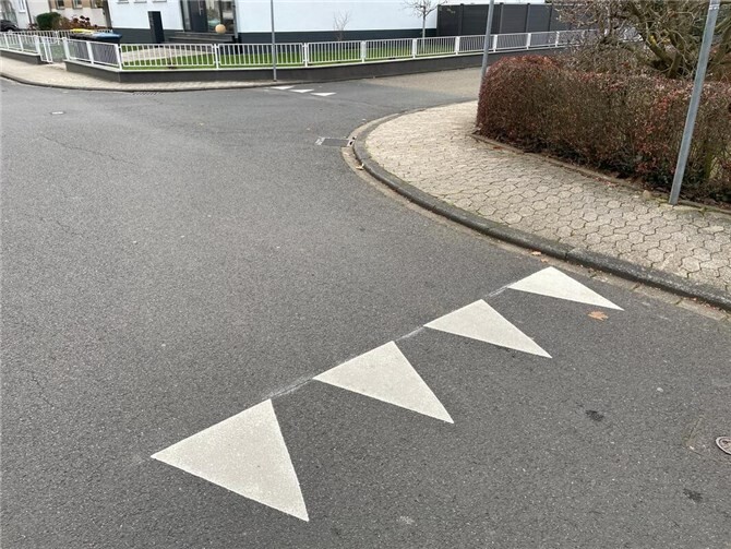 Haifischzähne in der Freiherr-vom-Stein-Straße sollen für Verkehrssicherheit sorgen. Foto: privat