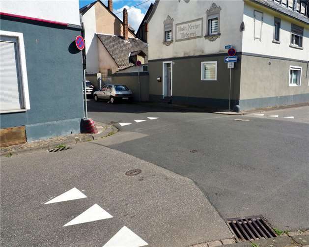 Haifischzähne und ein Halteverbot in der Hochstraße sollen für mehr Übersichtlichkeit führen und den Verkehrsraum besser strukturieren.