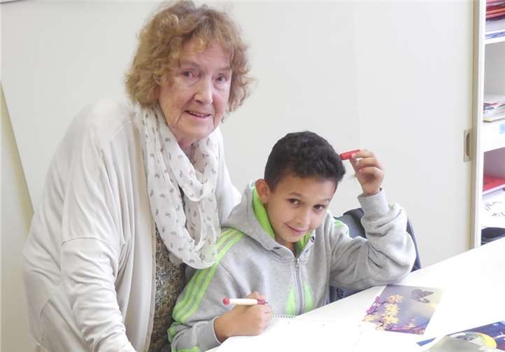 Haiku-Dichterin Ursula Contzen gibt dem Schüler Ilyes Dhouib Anregungen beim Dichten von Haikus.privat