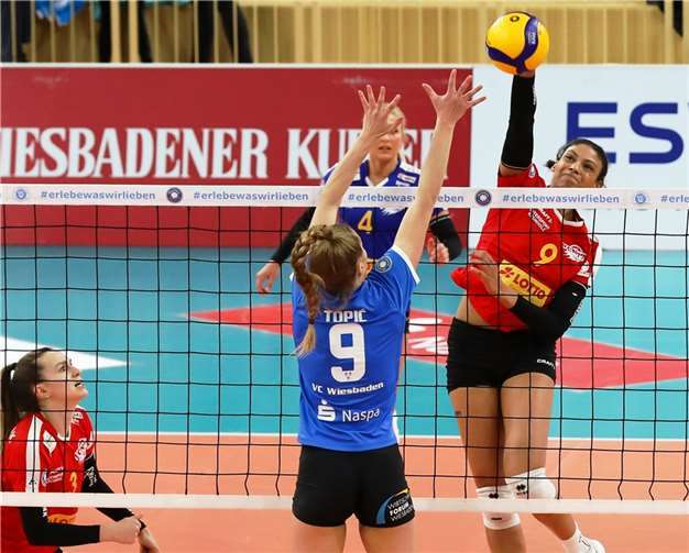 Haile Watson setzt sich gegen einen Wiesbadener Einerblock durch. Foto: Detlev Gottwald