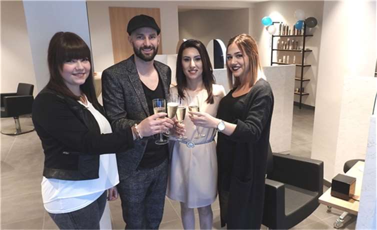 Hairstylist Marco Küveler (2.v.l.) und sein Team bei der Eröffnung des neuen Salons „Stil Frisuren“ in Andernach. WAMFO.DE