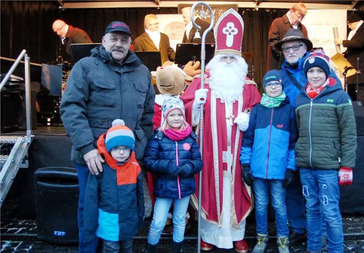 „Hajo“ Jordan (2. von rechts) ist der „Mr. Weihnachtsmarkt“ inPuderbach. Seit vielen Jahren organisiert er die immer beliebterwerdende Großveranstaltung vor dem Alten Bahnhof.Für die Kinder hatte er den Nikolaus bestellt.