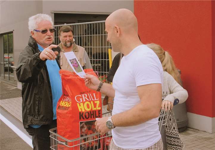 Hajo Jordan erklärt einem Bürger die Aktion.