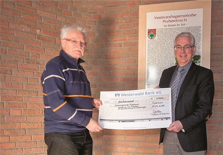 Hajo Jordan (l.) übergibt Bürgermeister Volker Mendel einen Scheck über 1.000 Euro.W. Tischler