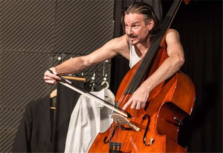 Hajo Mans in „Der Kontrabass“.