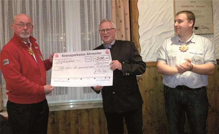 Hajo Müller und der zweite Vorsitzende Johannes Voeller freuten sich über die großzügige Spende von Gerhard Martini.privat