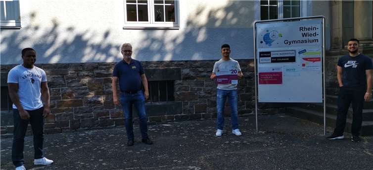 Hak Alfa-Toga (MSS 11), Helmut Zender (Schulleiter), Kaan Sarzep (MSS 11) und Albert Sabani (MSS 11) mit der neuen Ehrentafel. Foto: RWG